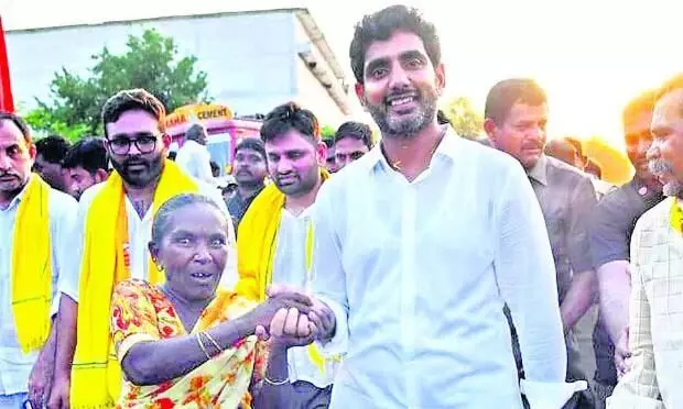 Yuvagalam: మంగళహారతులతో లోకేష్కు మహిళల స్వాగతం Yuvagalam: మంగళహారతులతో లోకేష్కు మహిళల స్వాగతం