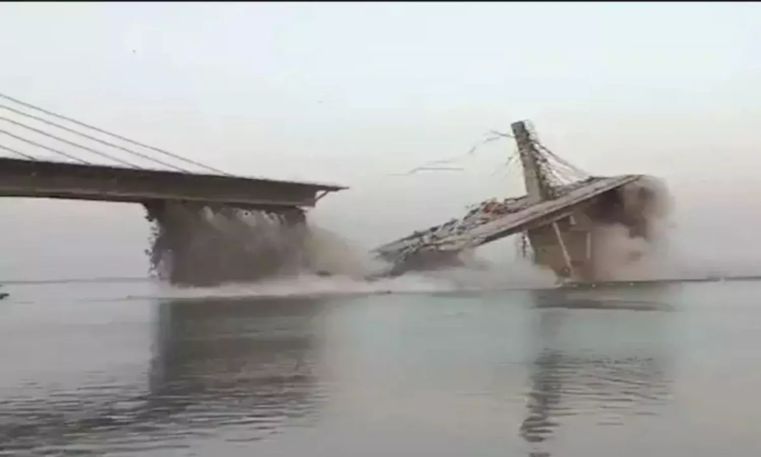 కుప్పకూలిన బ్రిడ్జ్ కుప్పకూలిన బ్రిడ్జ్