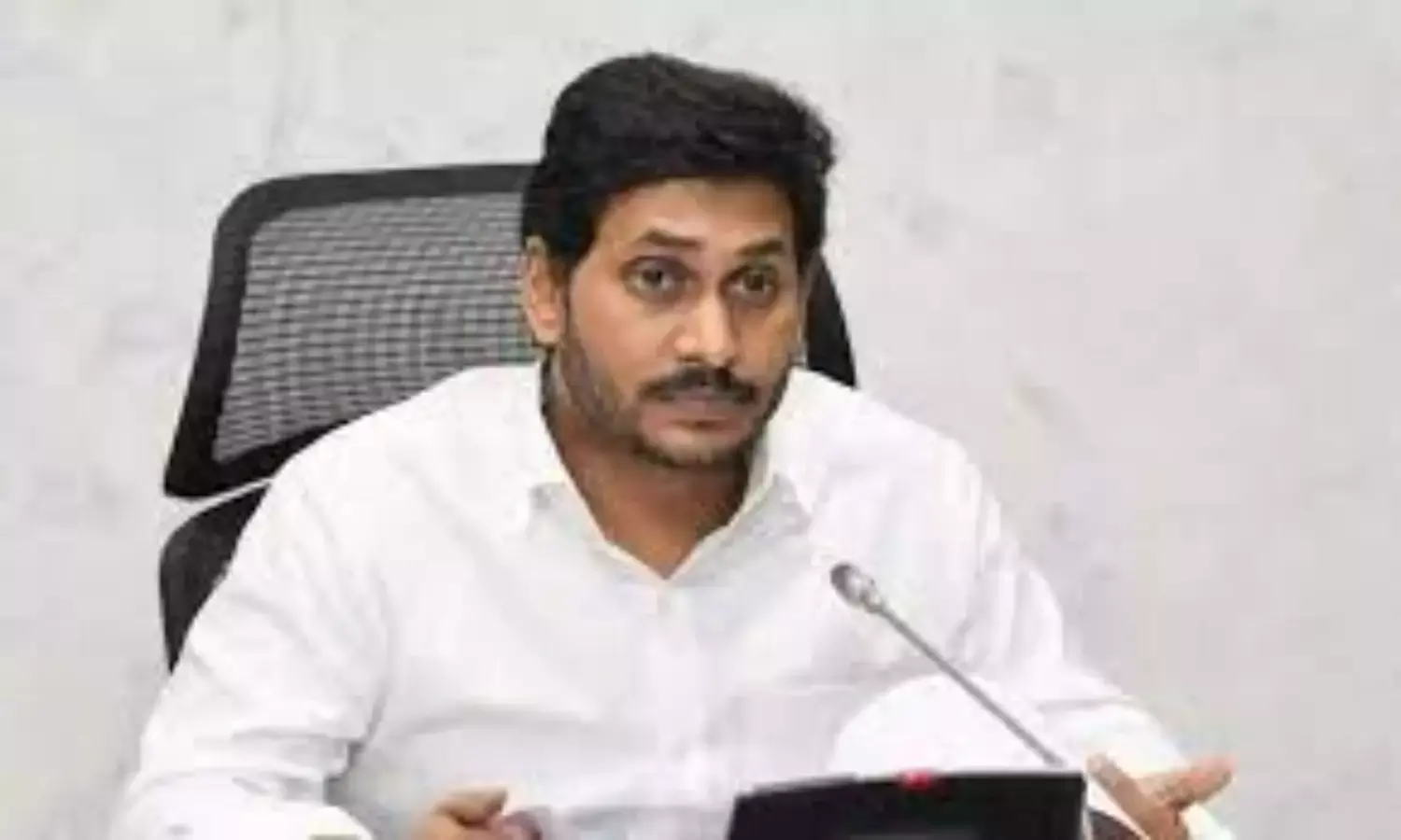 ఉద్యోగుల సంఖ్యను తగ్గించేందుకు జగన్ సర్కారు మెలిక ఉద్యోగుల సంఖ్యను తగ్గించేందుకు జగన్ సర్కారు మెలిక