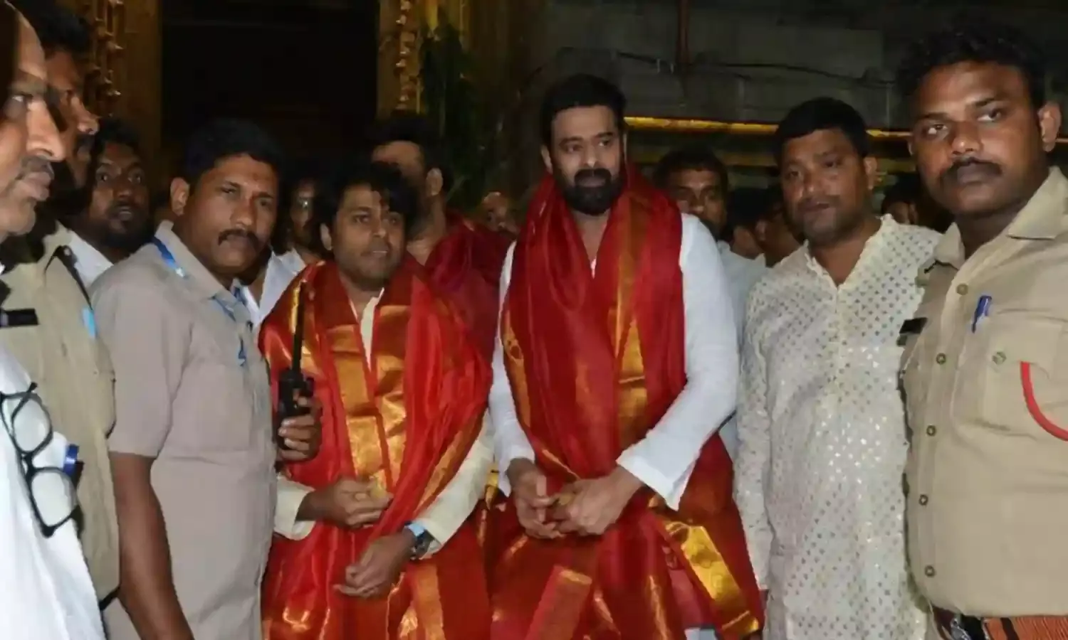 తిరుమల శ్రీవారిని దర్శించుకున్న హీరో ప్రభాస్ తిరుమల శ్రీవారిని దర్శించుకున్న హీరో ప్రభాస్
