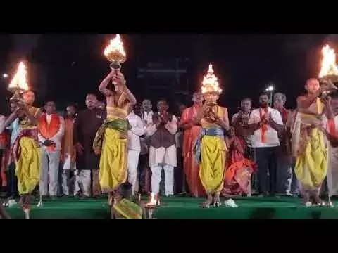 వైభవంగా గోదావరికి మహా హారతి వైభవంగా గోదావరికి మహా హారతి