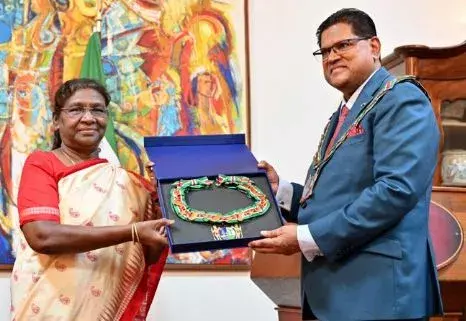సురినామ్ అత్యున్నత పౌర పురస్కారం అందుకున్న రాష్ట్రపతి సురినామ్ అత్యున్నత పౌర పురస్కారం అందుకున్న రాష్ట్రపతి