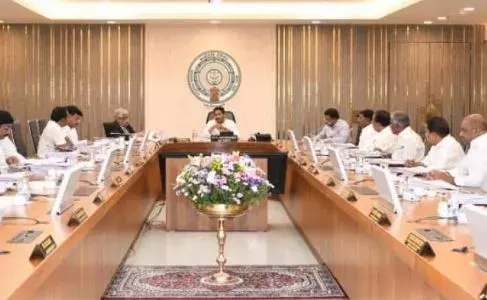 ఏపీ రాజకీయాల్లో సెగలు రేపుతున్న కాబినేట్ మీటింగ్