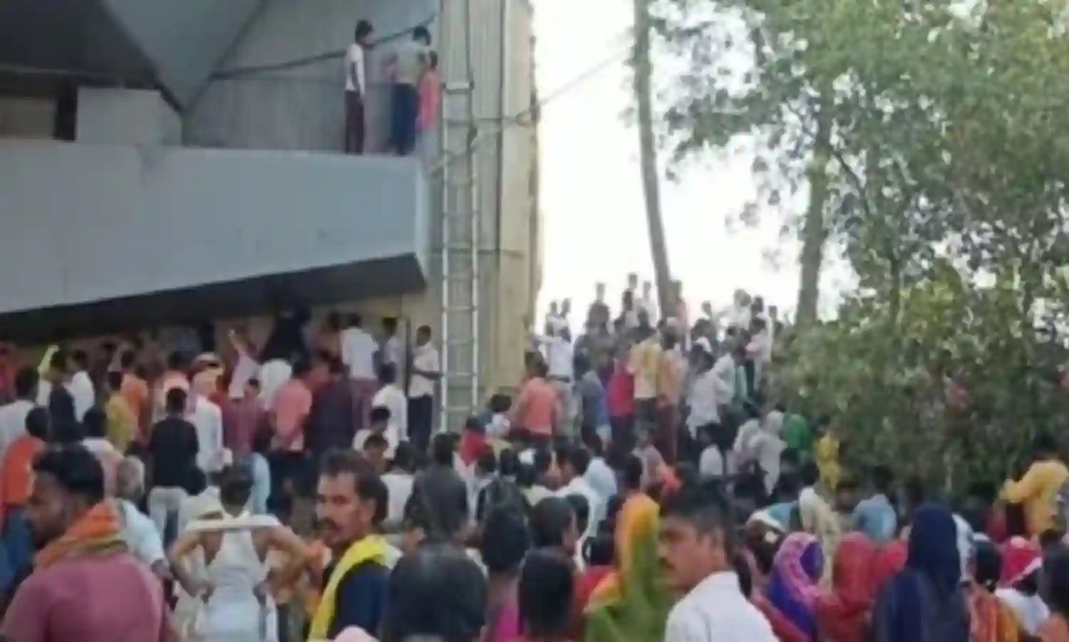 బాలున్ని రక్షించిన NDRF టీం బాలున్ని రక్షించిన NDRF టీం