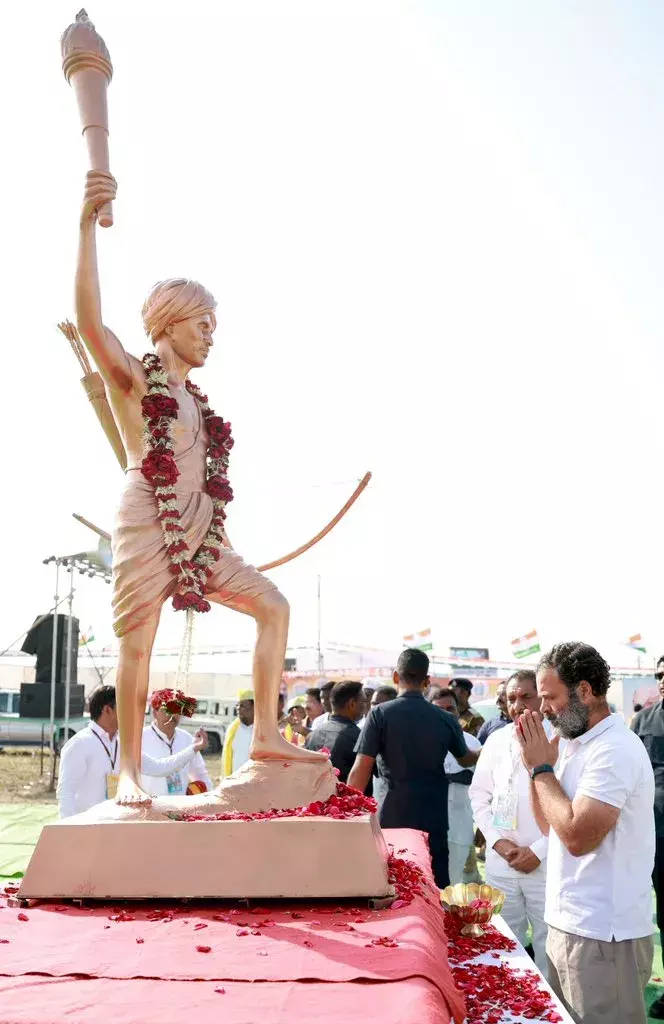 బిర్సా ముండాకు రాహుల్ గాంధీ నివాళి బిర్సా ముండాకు రాహుల్ గాంధీ నివాళి