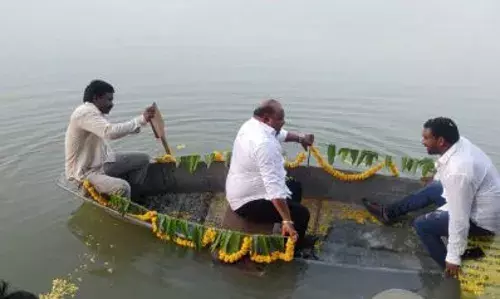 మంత్రి గంగులకు తృటిలో తప్పిన ప్రమాదం మంత్రి గంగులకు తృటిలో తప్పిన ప్రమాదం