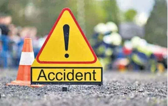 నార్కట్పల్లి జాతీయ రహదారిపై రోడ్డు ప్రమాదం నార్కట్పల్లి జాతీయ రహదారిపై రోడ్డు ప్రమాదం