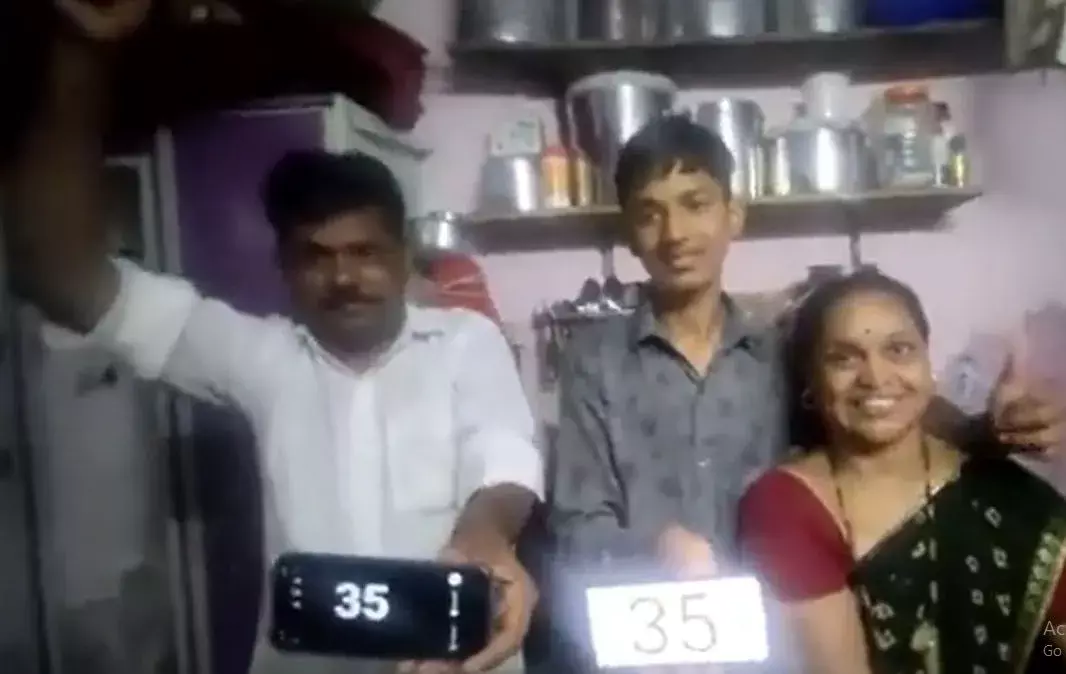 కష్టపడి జస్ట్ పాస్... మిన్నంటిన సంబరాలు కష్టపడి జస్ట్ పాస్... మిన్నంటిన సంబరాలు