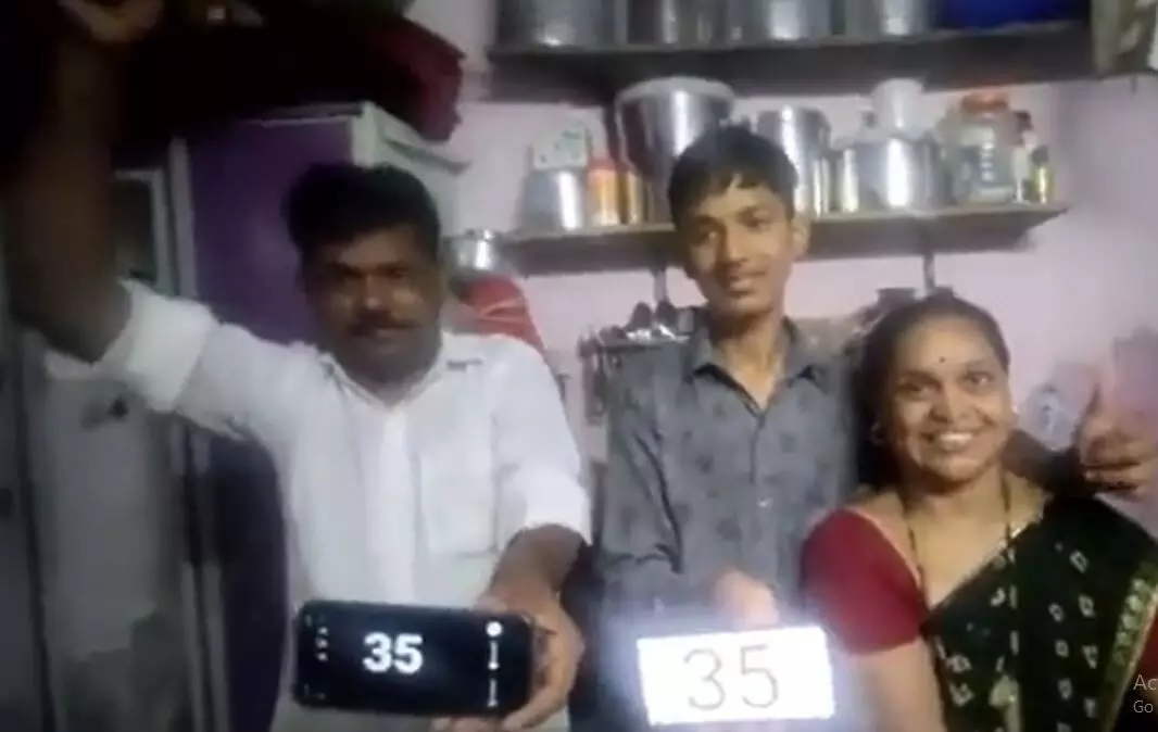 కష్టపడి జస్ట్ పాస్... మిన్నంటిన సంబరాలు కష్టపడి జస్ట్ పాస్... మిన్నంటిన సంబరాలు
