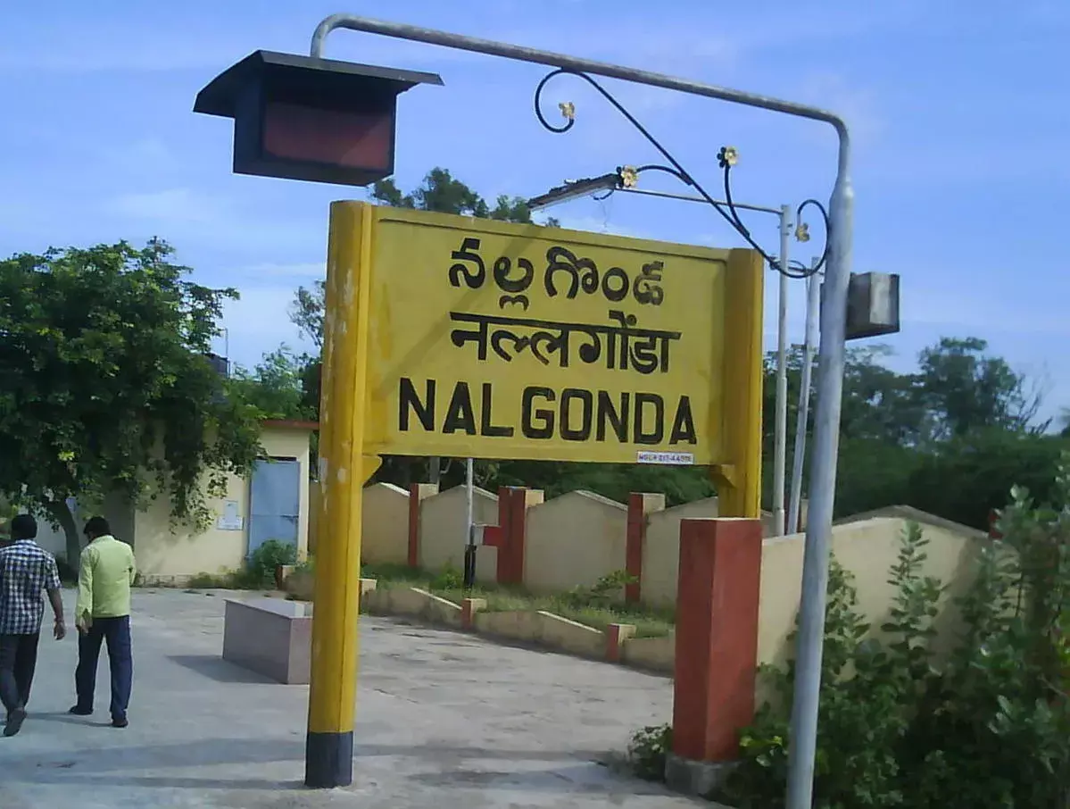 గందరగోళానికి దారితీసిన ఇళ్ల పట్టాల పంపిణీ గందరగోళానికి దారితీసిన ఇళ్ల పట్టాల పంపిణీ