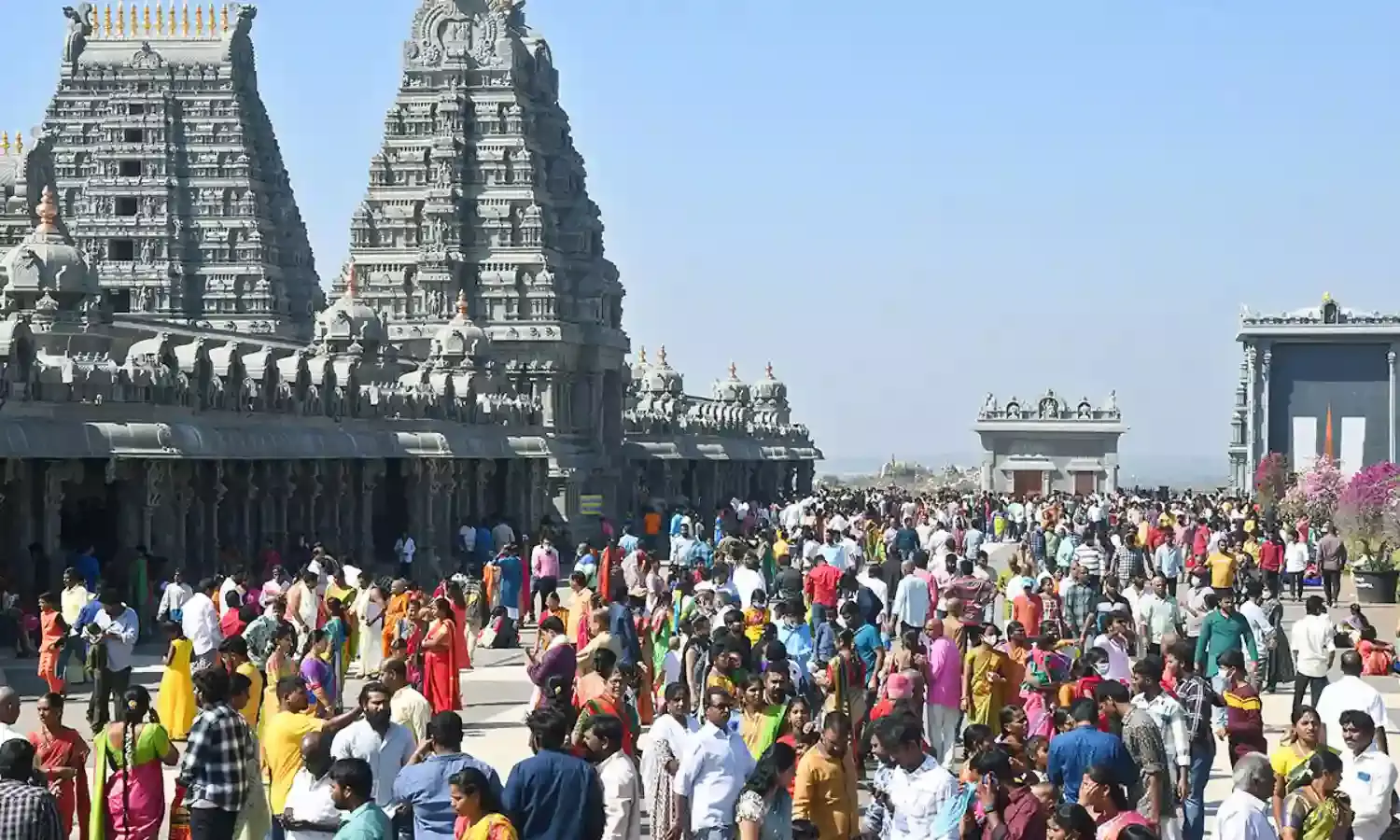 భక్తులతో కిటకిటలాడున్న యాదాద్రి క్షేత్రం భక్తులతో కిటకిటలాడున్న యాదాద్రి క్షేత్రం