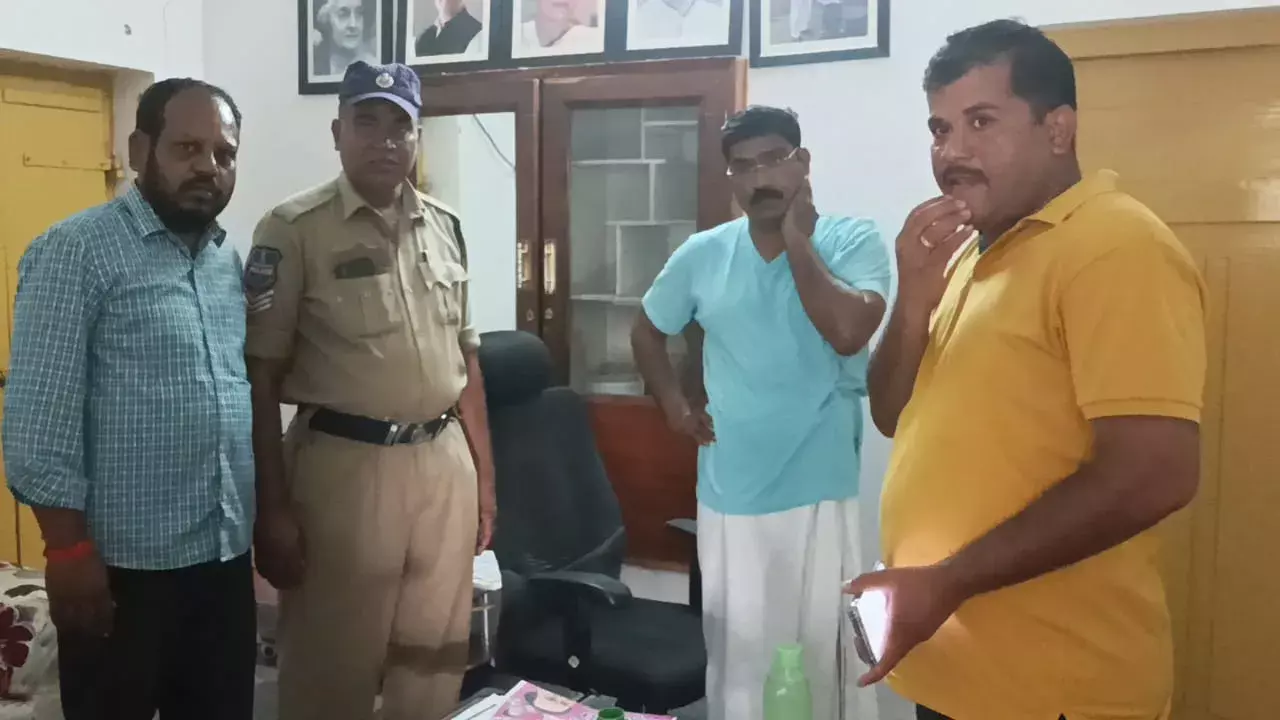 CM KCR గద్వాల పర్యటన.. మాజీ MLA సంపత్ కుమార్ గృహనిర్బంధం CM KCR గద్వాల పర్యటన.. మాజీ MLA సంపత్ కుమార్ గృహనిర్బంధం