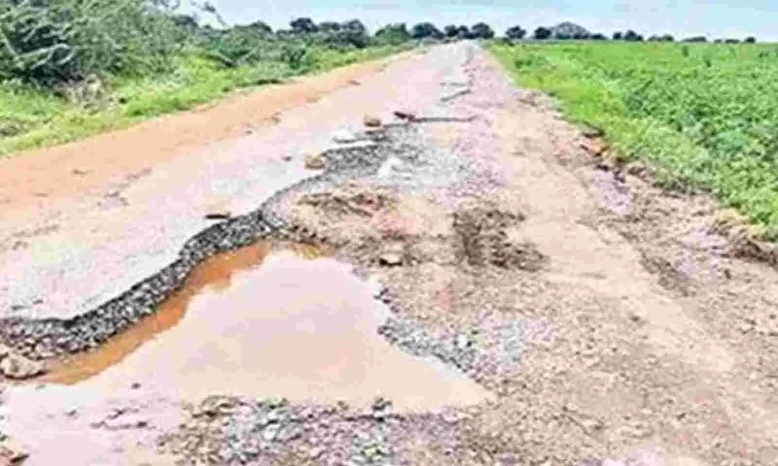 ఆలూరులోని ఓ రోడ్డు దయనీయ కథ ఆలూరులోని ఓ రోడ్డు దయనీయ కథ