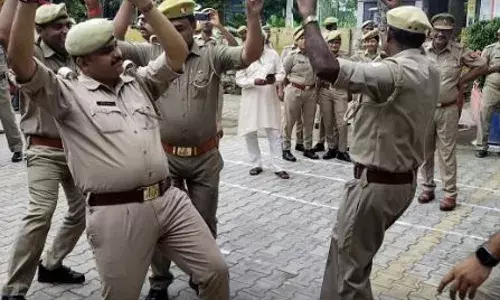 దశాబ్ది ఉత్సవాల్లో స్టెప్పులేసిన పోలీసులు దశాబ్ది ఉత్సవాల్లో స్టెప్పులేసిన పోలీసులు