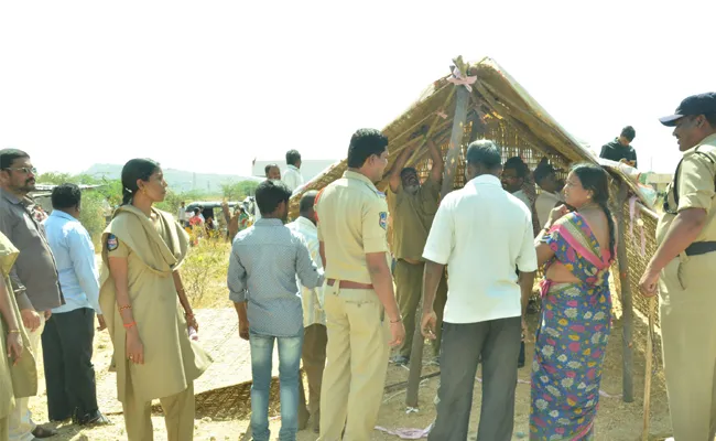 Mahabubabad:గుడిసెలు పీకేసిన అధికారులు Mahabubabad:గుడిసెలు పీకేసిన అధికారులు