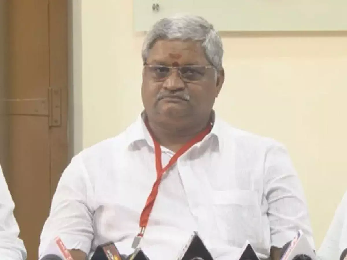 జేఏసీ అధ్యక్షుడు బండిపై ఉద్యోగులు గుర్రు జేఏసీ అధ్యక్షుడు బండిపై ఉద్యోగులు గుర్రు