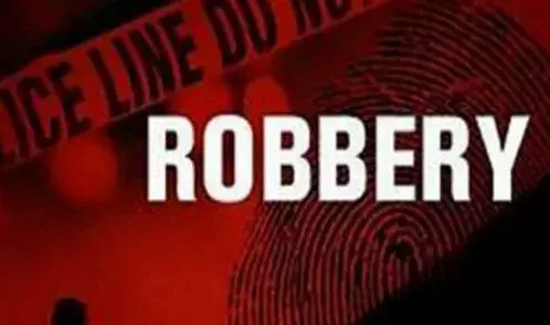 కత్తులతో బెదిరించి... దారి దోపిడీ కత్తులతో బెదిరించి... దారి దోపిడీ