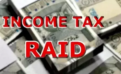 BRS నాయకుల ఇళ్లల్లో IT సోదాలు BRS నాయకుల ఇళ్లల్లో IT సోదాలు