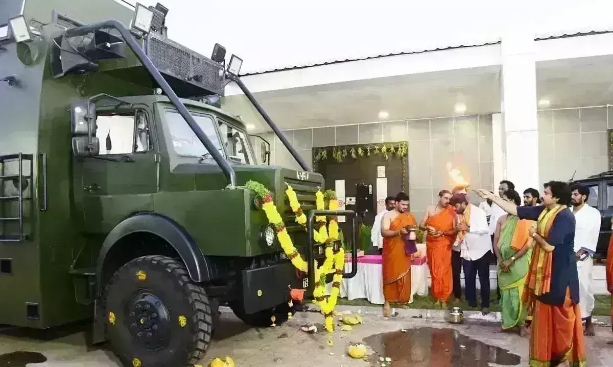 రోడ్డెక్కిన వారాహి... ప్రజల్లో పవన్ రోడ్డెక్కిన వారాహి... ప్రజల్లో పవన్