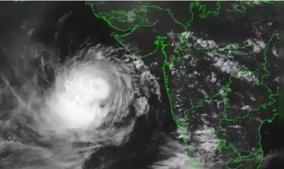 దూసుకొస్తున్న బిపర్‌జోయ్ తుఫాన్‌... గుజరాత్‌ లో అల్లకల్లోలం