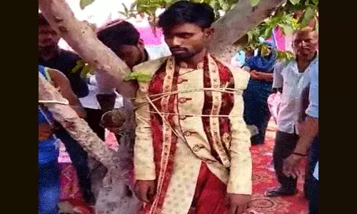 కట్నం డిమాండ్ చేసిన వరుడు.. చెట్టుకు కట్టేసిన వధువు కుటుంబం