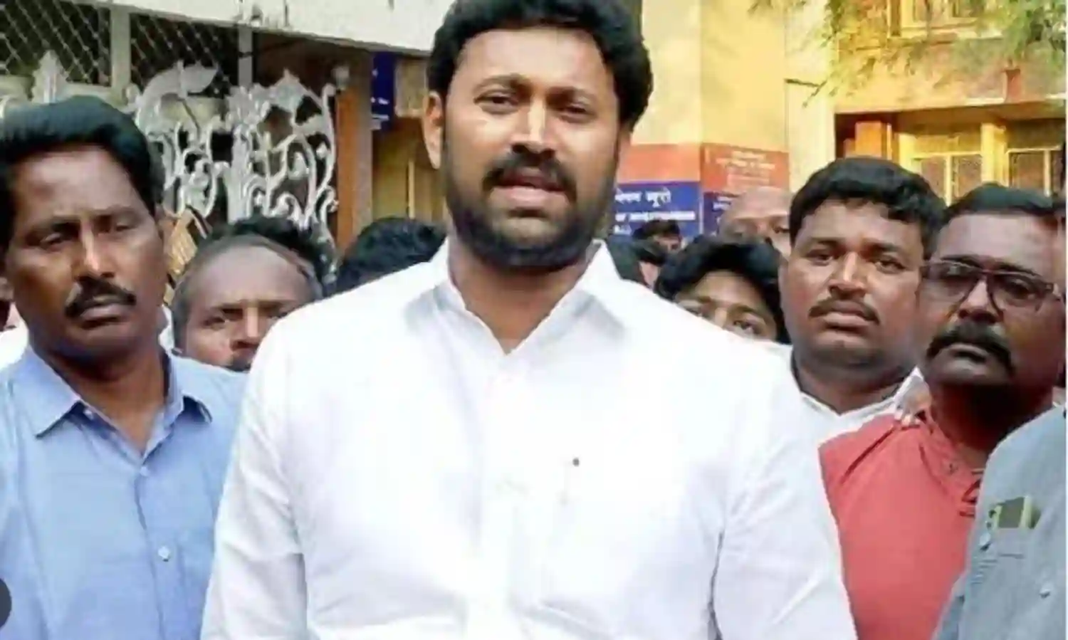 సీబీఐ విచారణకు హాజరైన కడప ఎంపీ అవినాష్ సీబీఐ విచారణకు హాజరైన కడప ఎంపీ అవినాష్