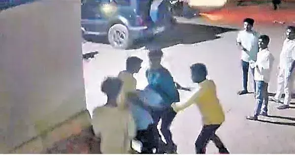 ఏలూరు.. యువకుడి కిడ్నాప్ వెనుక వైసీపీ నాయకుడు..! ఏలూరు.. యువకుడి కిడ్నాప్ వెనుక వైసీపీ నాయకుడు..!