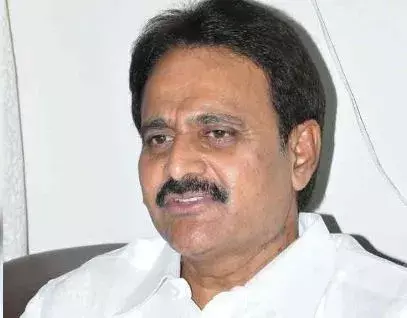 ఎంపీ మోపిదేవిని అడ్డుకున్న గ్రామస్తులు ఎంపీ మోపిదేవిని అడ్డుకున్న గ్రామస్తులు