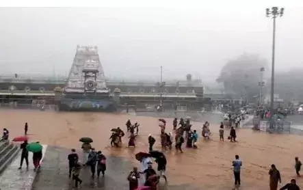 తిరుపతిలో ఎడతెరిపి లేకుండా కురుస్తున్న వర్షం తిరుపతిలో ఎడతెరిపి లేకుండా కురుస్తున్న వర్షం