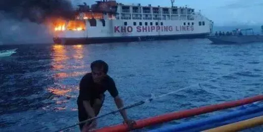 నౌకలో చెలరేగిన మంటలు