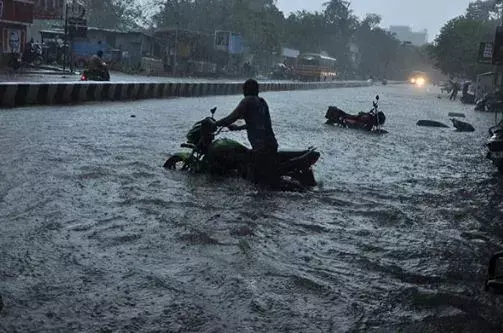 చెన్నైలో భారీ వర్షం.. పలు ప్రాంతాలు జలమయం
