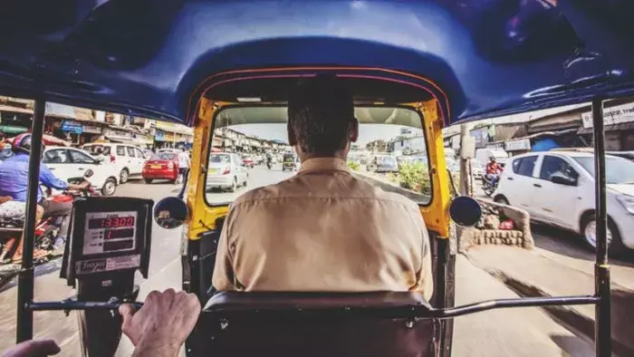 ఆటోలో గొడవ పడ్డ జంట-ప్రియురాలి గొంతు కోసిన ప్రియుడు