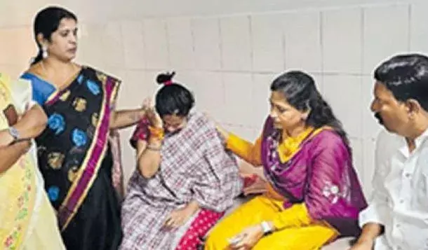 ఆరుద్ర కుటుంబానికి అండగా నిలిచిన టీడీపీ ఆరుద్ర కుటుంబానికి అండగా నిలిచిన టీడీపీ