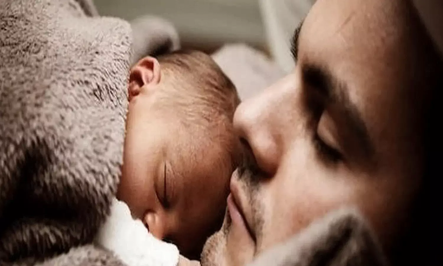 అమ్మ దగ్గర పాలు తాగి.. నాన్న దగ్గర బజ్జుంటే ఎంత హాయి.. అమ్మ దగ్గర పాలు తాగి.. నాన్న దగ్గర బజ్జుంటే ఎంత హాయి..