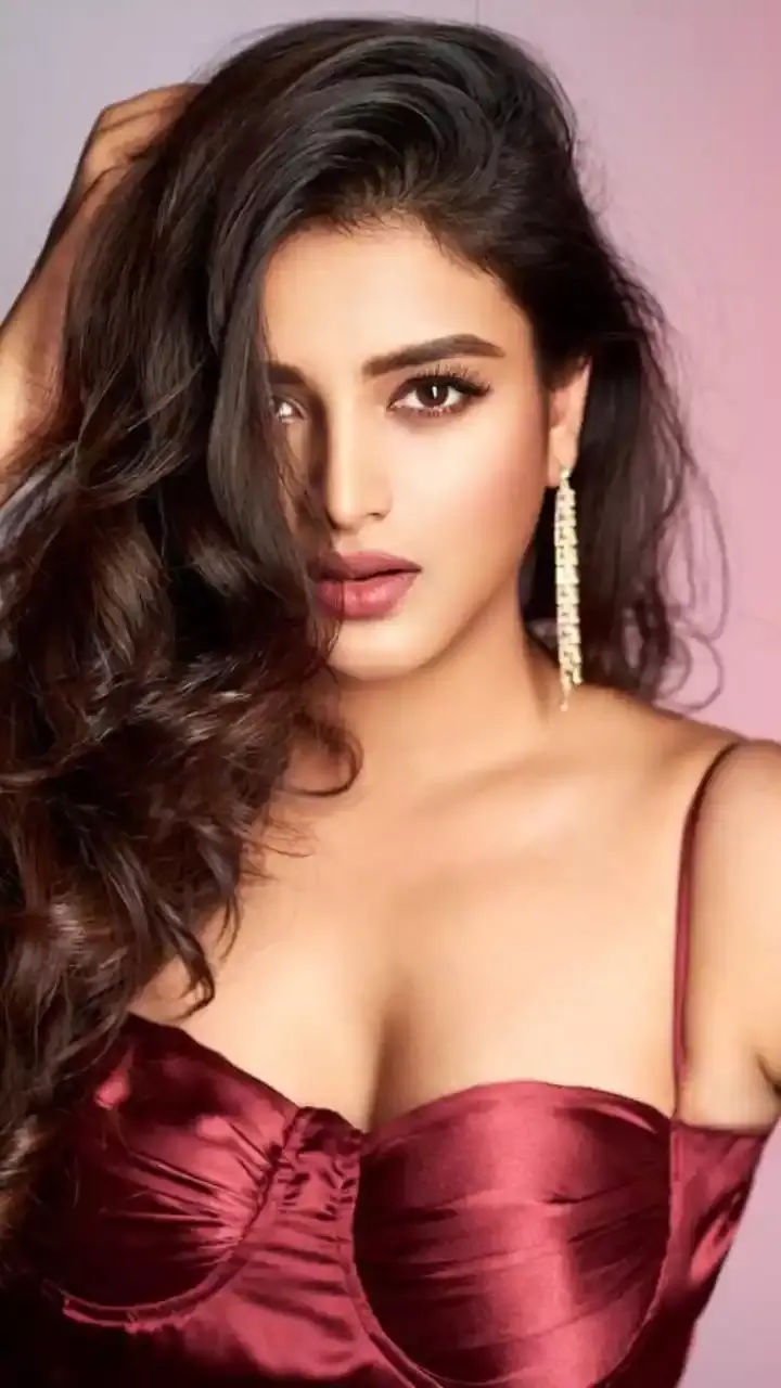 NidhhiAgerwal : రెడ్‌ డ్రెస్‌లో రెచ్చిపోయిన నిధి అగర్వాల్‌