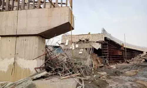 ఎల్బీనగర్లో కూలిన ఫ్లైఓవర్ ఎల్బీనగర్లో కూలిన ఫ్లైఓవర్