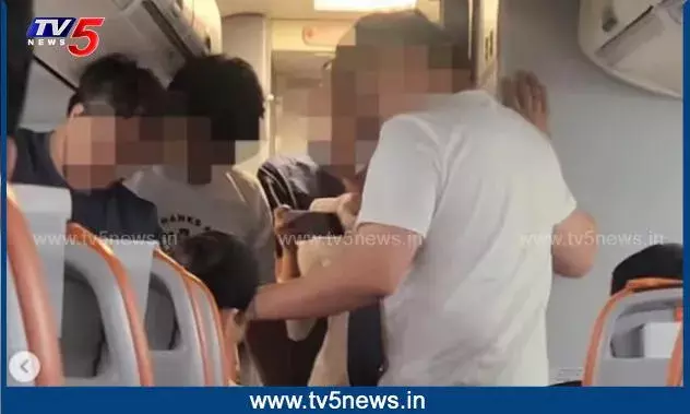 విమానంలో వింత చేష్టలు.. ప్రాణాలు అరచేతిలో పట్టుకుని...