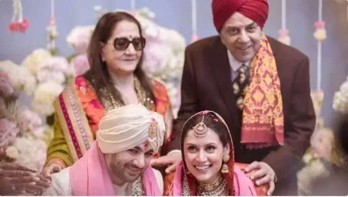 మనవడి పెళ్లిలో మొదటి భార్యతో ధర్మేంద్ర మనవడి పెళ్లిలో మొదటి భార్యతో ధర్మేంద్ర