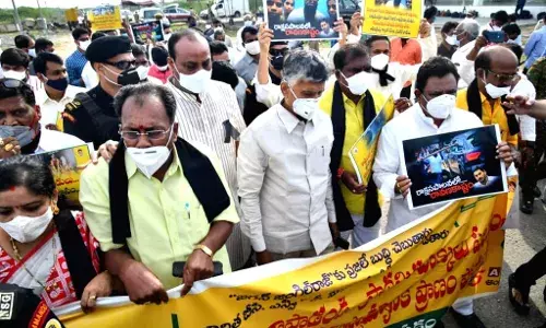 దళితులపై దాడులకు నిరసగా టీడీపీ ఆందోళన