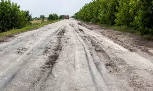 తారు వేయకుండా రోడ్డు నిర్మించిన కాంట్రాక్టర్‌