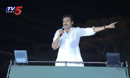 తెలంగాణవాళ్లు మనల్ని తిట్టి, తన్ని తరిమేశారు -Pawan Kalyan తెలంగాణవాళ్లు మనల్ని తిట్టి, తన్ని తరిమేశారు -Pawan Kalyan