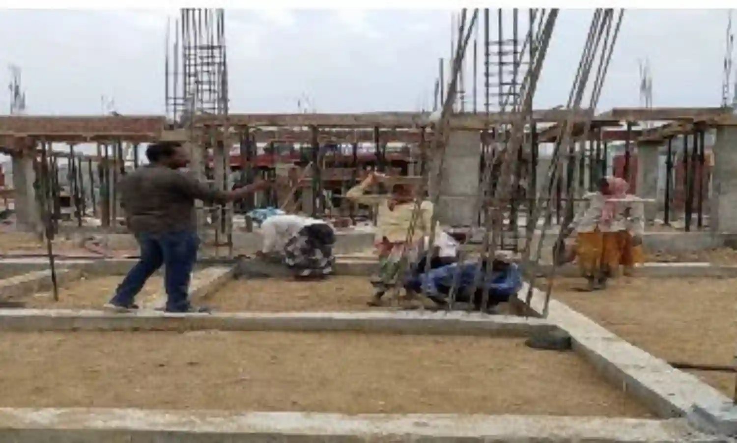 బిల్లులు రాక కాంట్రాక్టర్ల ఇబ్బందులు బిల్లులు రాక కాంట్రాక్టర్ల ఇబ్బందులు