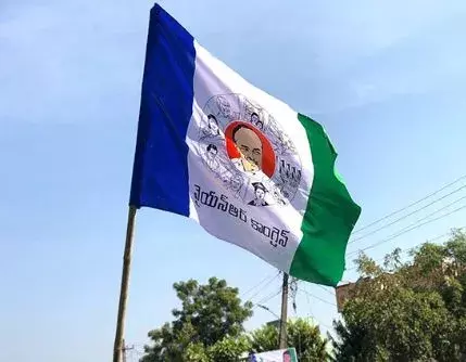 భూకబ్జా చేసిన వైసీపీ నేతలు