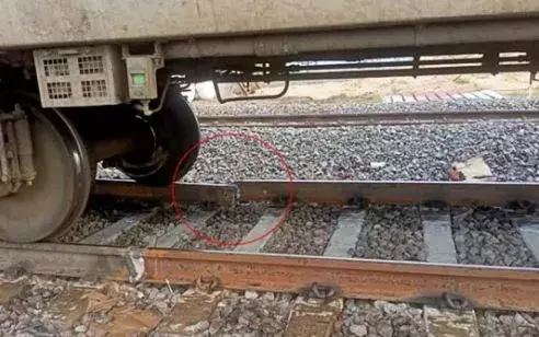 విరిగిన రైలు పట్టా..త్రుటిలో తప్పిన పెను ప్రమాదం