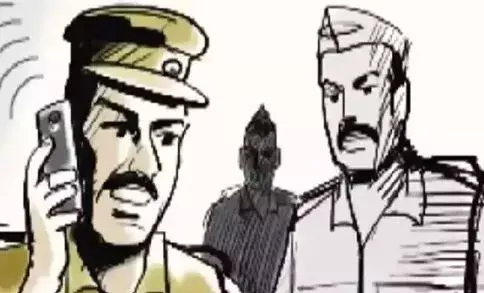 కృష్ణా జిల్లాలో బరితెగించిన పోలీసులు కృష్ణా జిల్లాలో బరితెగించిన పోలీసులు