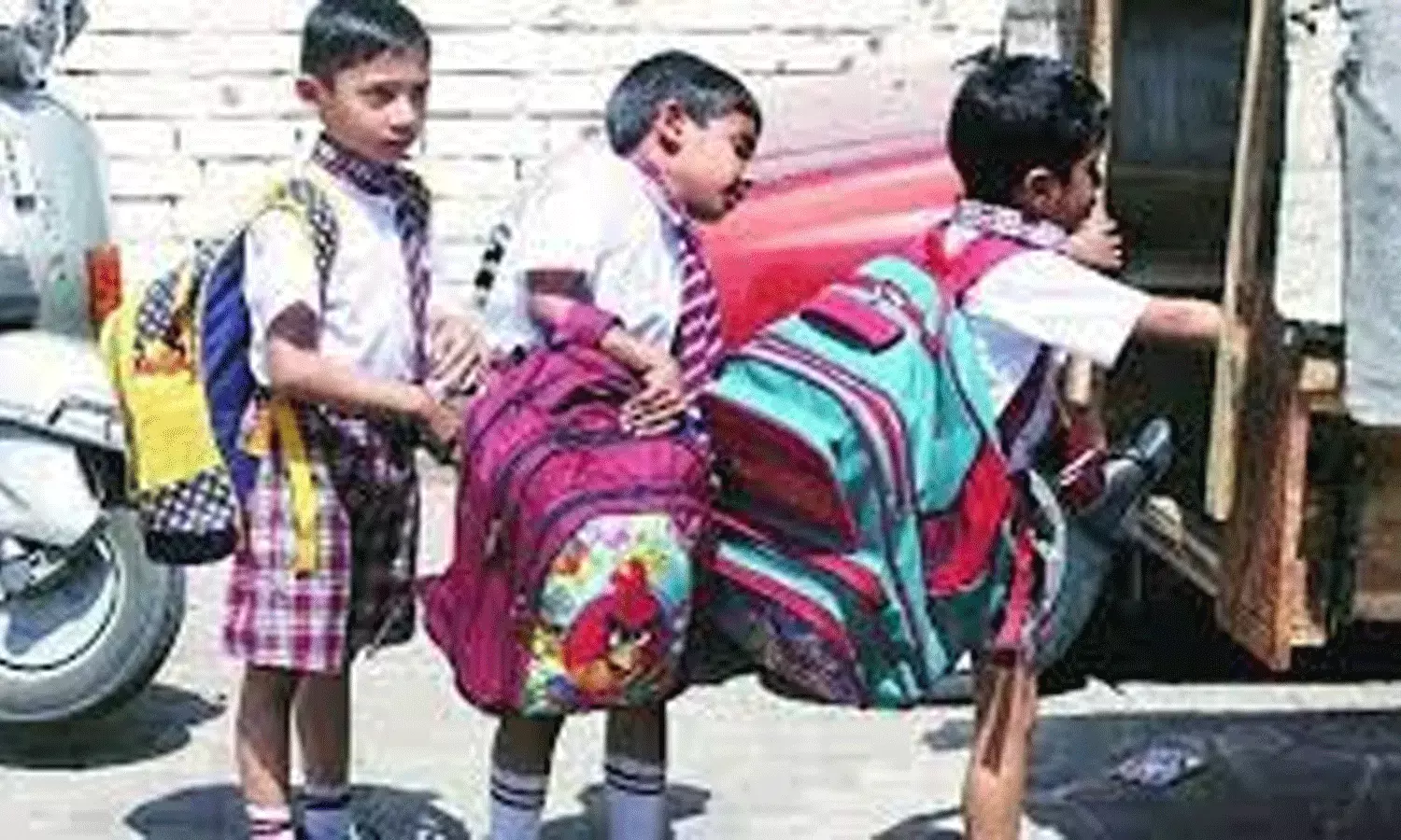 బ్యాగ్ బరువు తగ్గించండి.. ఒక రోజు నో బ్యాగ్ డే పాటించండి: రూల్స్ పాస్ చేసిన ప్రభుత్వం బ్యాగ్ బరువు తగ్గించండి.. ఒక రోజు నో బ్యాగ్ డే పాటించండి: రూల్స్ పాస్ చేసిన ప్రభుత్వం