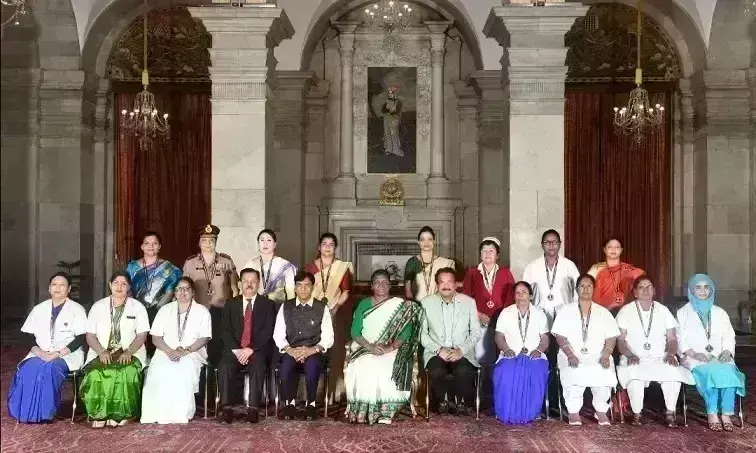 ఫ్లోరెన్స్ నైటేంగెల్ అవార్డులు ప్రదానం చేసిన రాష్ట్రపతి ద్రౌపది ముర్ము