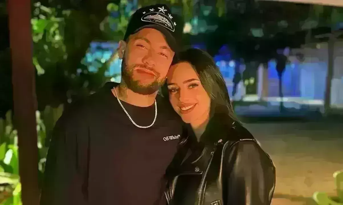 గర్భవతి అయిన ప్రియురాలిని మోసం చేసిన ఫుట్బాల్ స్టార్ నెయ్మార్.. గర్భవతి అయిన ప్రియురాలిని మోసం చేసిన ఫుట్బాల్ స్టార్ నెయ్మార్..