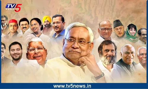 Opposition Patna Meet : BJPని ఢీకొనేందుకు విపక్షాల వ్యూహరచనలు.. అధికారపక్షం సెటైర్లు Opposition Patna Meet : BJPని ఢీకొనేందుకు విపక్షాల వ్యూహరచనలు.. అధికారపక్షం సెటైర్లు