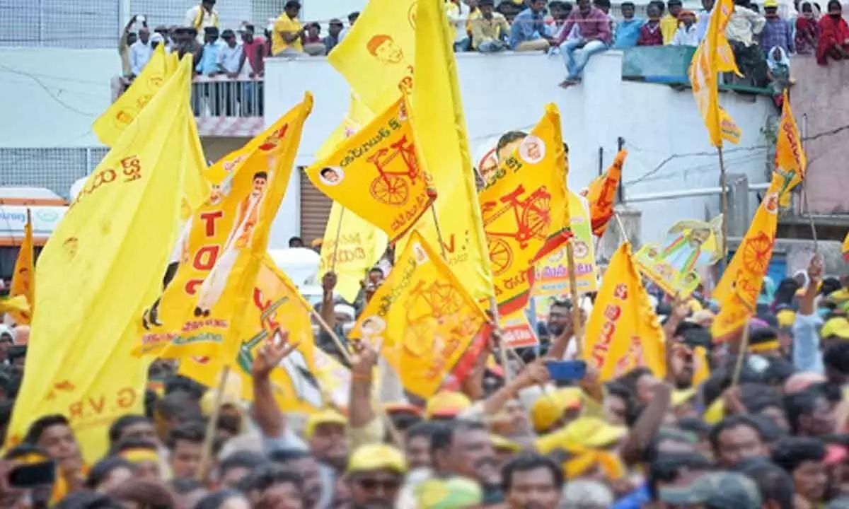 పోలీస్స్టేషన్ ఎదుట టీడీపీ నేతల ఆందోళన పోలీస్స్టేషన్ ఎదుట టీడీపీ నేతల ఆందోళన